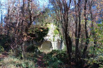 Masso tufaceo scavato dagli uomini per trasformarlo in rifugio.