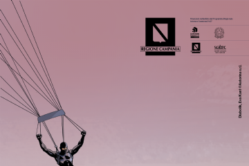 Eva Kant, elegante e decisa, domina la scena. La suggestiva Chiesa del Soccorso affacciata sul mare. In alto, Diabolik scende in paracadute, avvolto dal volo dei gabbiani che incorniciano l'immagine. Un incontro perfetto tra fascino, azione e bellezza mediterranea.