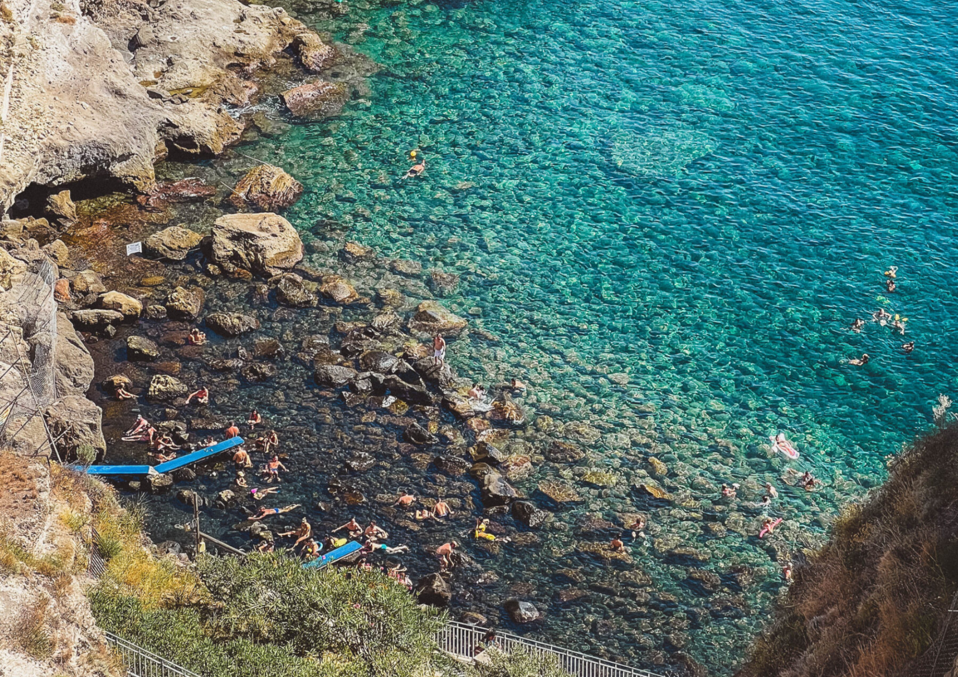 Baia di Sorgeto: acque termali cristalline, vasche di pietra e scogliere mozzafiato.