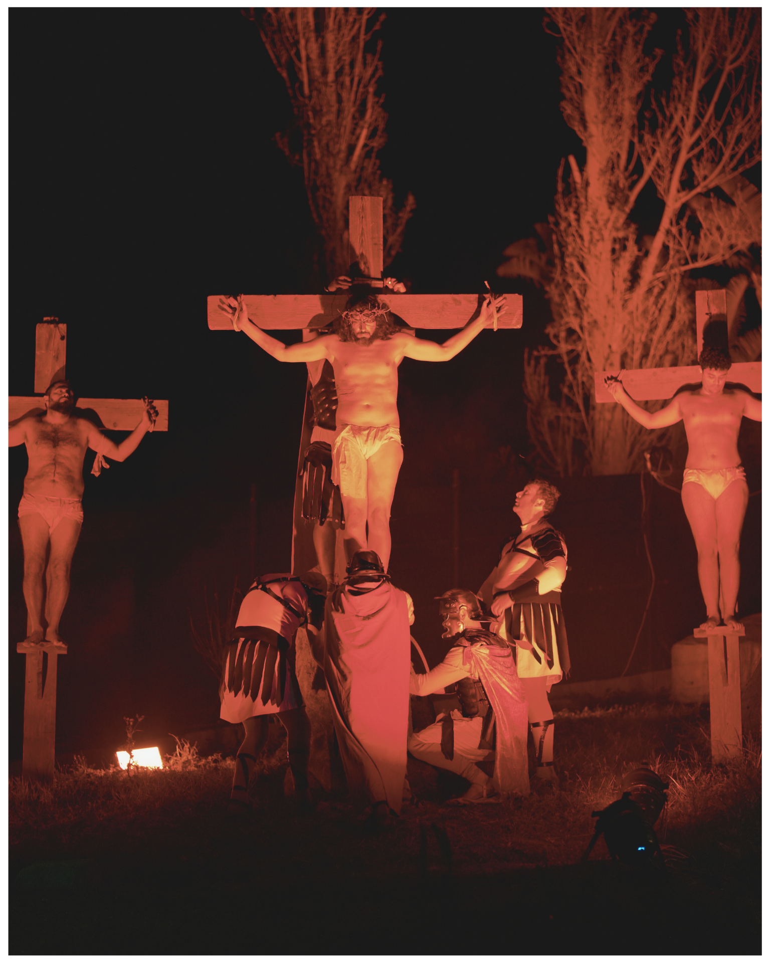 La foto mostra il Cristo in Croce durante la Via Crucis a Panza, con un'atmosfera di preghiera e riflessione, dove il volto di Gesù esprime sofferenza e spiritualità.