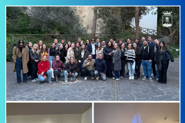 Una foto di gruppo Erasmus mostra studenti sorridenti e felici, uniti dall'esperienza di scambio culturale. L'atmosfera è vivace e di complicità, con ragazzi di diverse nazionalità che condividono un momento di allegria e amicizia.