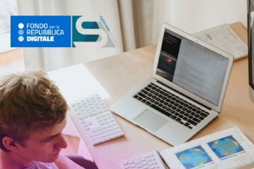 Nell'immagine, un uomo utilizza un computer per seguire un corso formativo, con il logo della Repubblica Digitale sullo sfondo