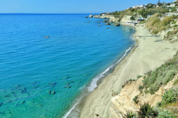 Spiaggia Di Cava Dell' Isola