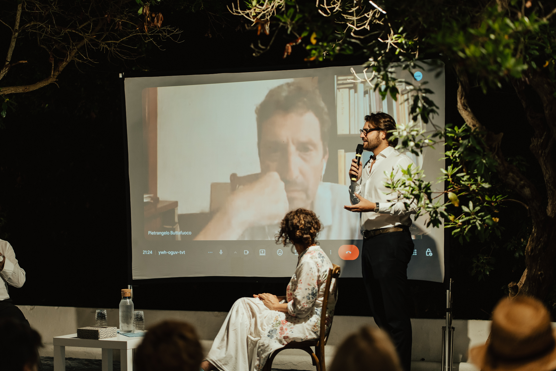 Il Consigliere Davide Laezza saluta il Presidente della Biennale di Venezia Pietrangelo Buttafuoco e apre la conversazione tra la Professoressa Pontorno e il Direttore di Rai Quirinale Andrea Covotta