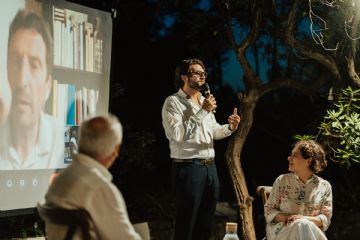 Il Consigliere Davide Laezza saluta il Presidente della Biennale di Venezia Pietrangelo Buttafuoco e apre la conversazione tra la Professoressa Pontorno e il Direttore di Rai Quirinale Andrea Covotta