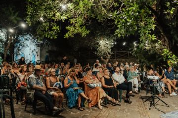 Il pubblico, avvolto dalla magia della sera, ascolta rapito sotto le stelle di Villa La Colombaia, mentre le parole su Il Gattopardo risuonano tra memoria e visione. Un momento di profonda attenzione collettiva, dove la cultura diventa emozione condivisa.