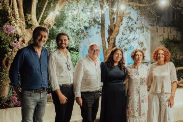 La dott.ssa Maria Grazia Pontorno con Pietrangelo Buttafuoco, protagonisti del dialogo letterario e cinematografico dedicato a Il Gattopardo. Accanto a loro, Annamaria Punzo, direttrice artistica della rassegna, insieme a Giampiero Lamonaca, responsabile dell’Ufficio Cultura del Comune di Forio, e i consiglieri Marianna Lamonica e Davide Laezza. Un gruppo unito dalla passione per la cultura, ritratto in un momento di condivisione e visione comune, nello scenario suggestivo della Villa La Colombaia, immersa nella luce calda e avvolgente della sera.