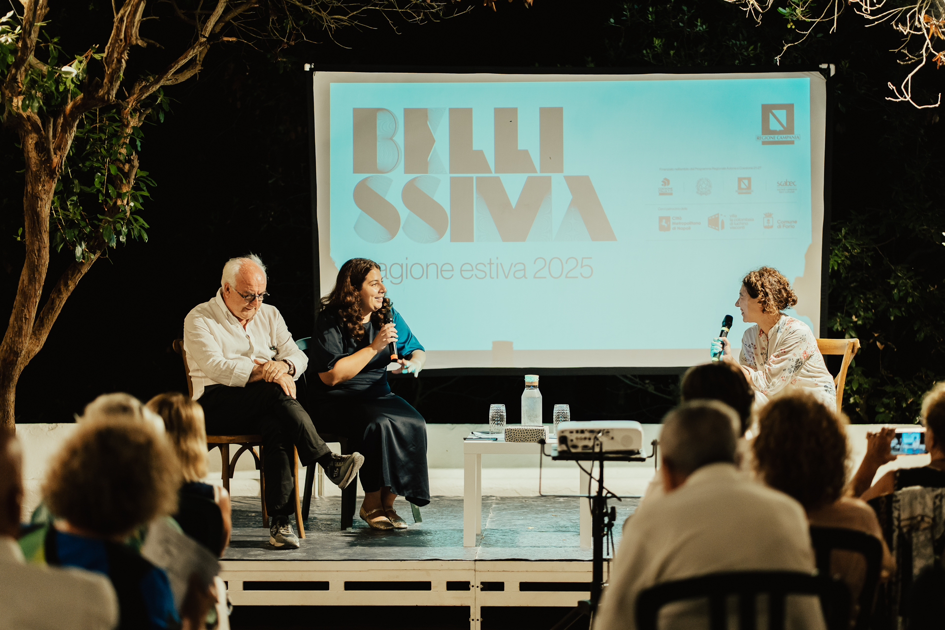 Un momento intenso della serata inaugurale: sul palco, il dialogo tra Pietrangelo Buttafuoco e la dott.ssa Maria Grazia Pontorno con Annamaria Punzo cattura l’attenzione del pubblico. 