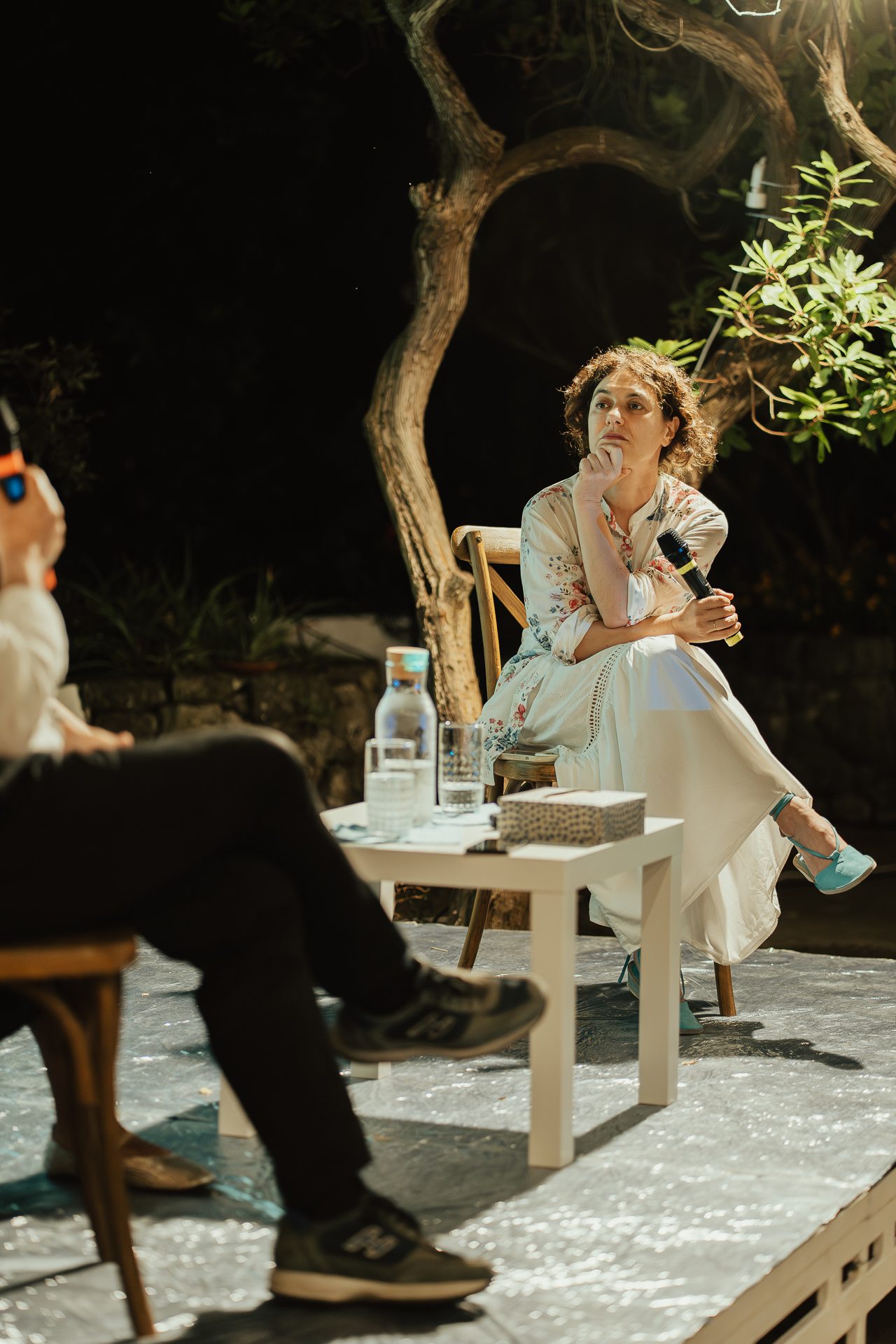 La dott.ssa Maria Grazia Pontorno, ritratta in un momento di riflessione durante la serata inaugurale alla Villa La Colombaia.