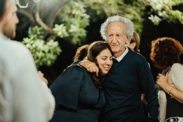 dettagli della serata alla Villa La Colombaia: volti, sguardi, gesti colti con naturalezza, tra il pubblico attento e l’atmosfera vibrante dell’evento