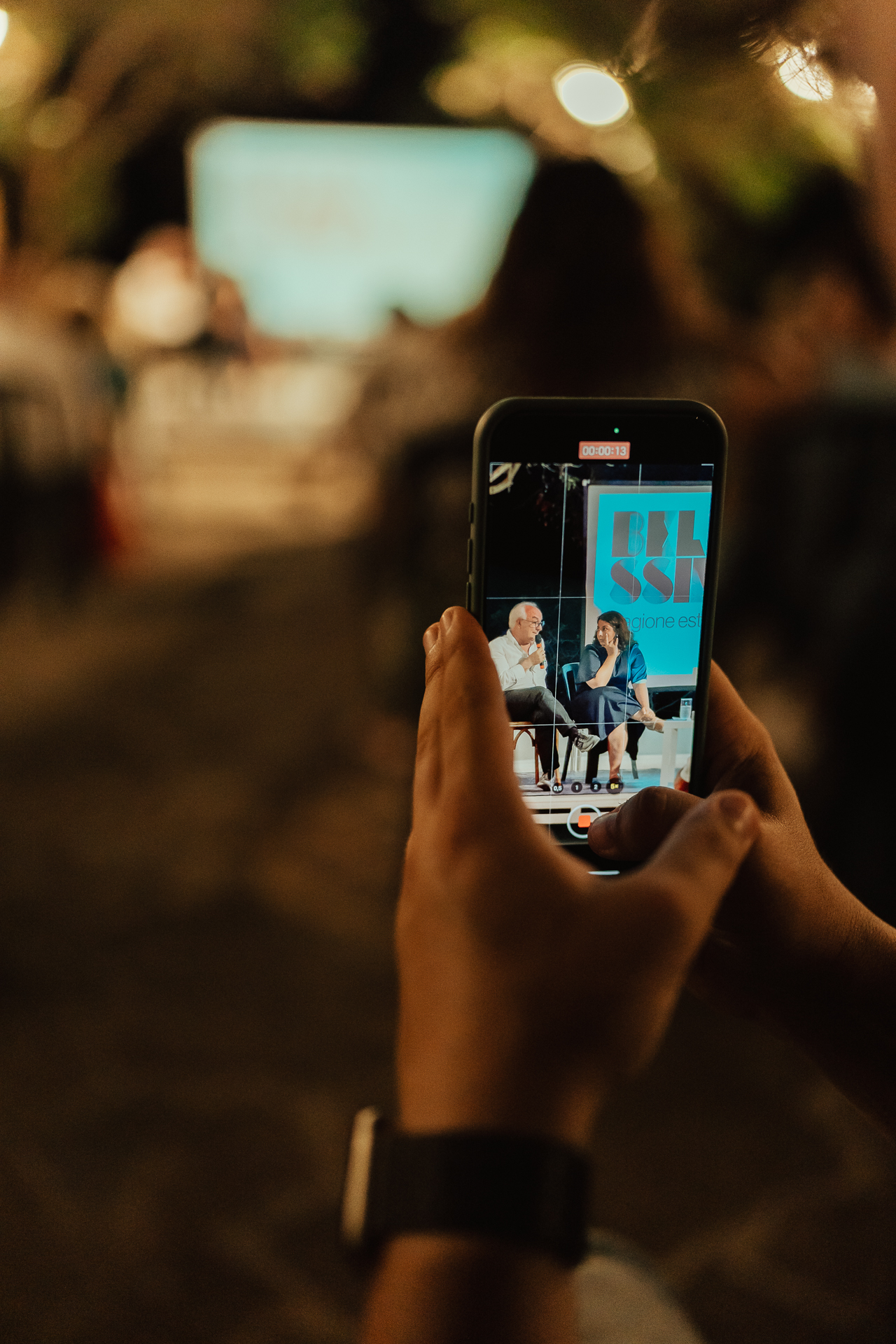 dettagli della serata inaugurale alla Villa La Colombaia: volti, sguardi, gesti colti con naturalezza, tra il pubblico attento e l’atmosfera vibrante dell’evento