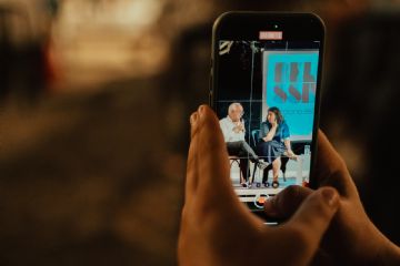 dettagli della serata inaugurale alla Villa La Colombaia: volti, sguardi, gesti colti con naturalezza, tra il pubblico attento e l’atmosfera vibrante dell’evento