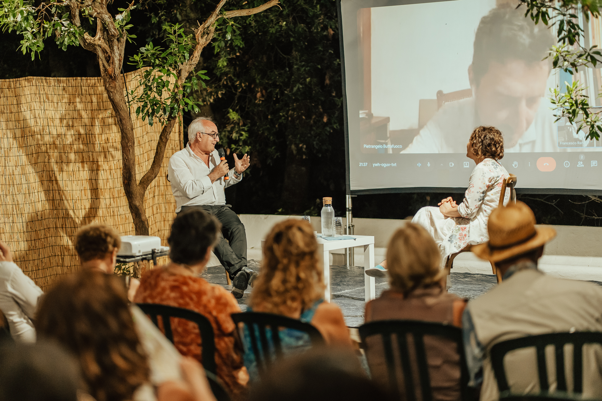 dettagli della serata inaugurale alla Villa La Colombaia: volti, sguardi, gesti colti con naturalezza, tra il pubblico attento e l’atmosfera vibrante dell’evento