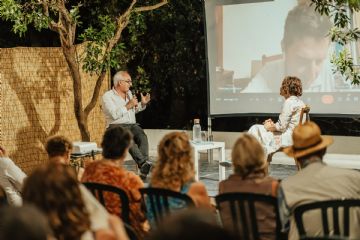 dettagli della serata inaugurale alla Villa La Colombaia: volti, sguardi, gesti colti con naturalezza, tra il pubblico attento e l’atmosfera vibrante dell’evento