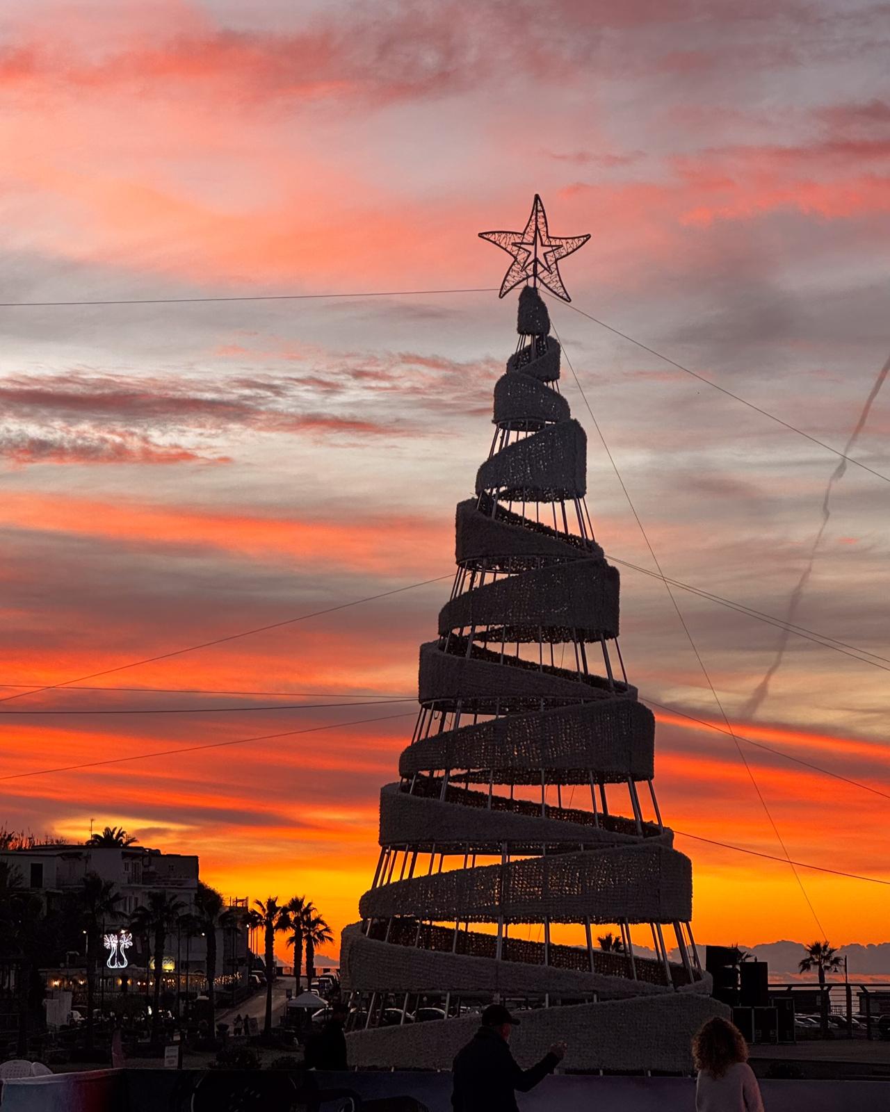 Tramonto a Forio con l’albero di Natale simbolo delle festività.