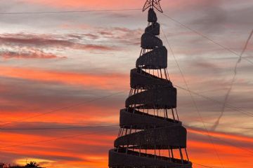 Tramonto a Forio con l’albero di Natale simbolo delle festività.