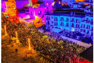 Suggestivo scorcio aereo di Forio, con la città illuminata dalle atmosfere natalizie e il concerto di Natale in corso.
