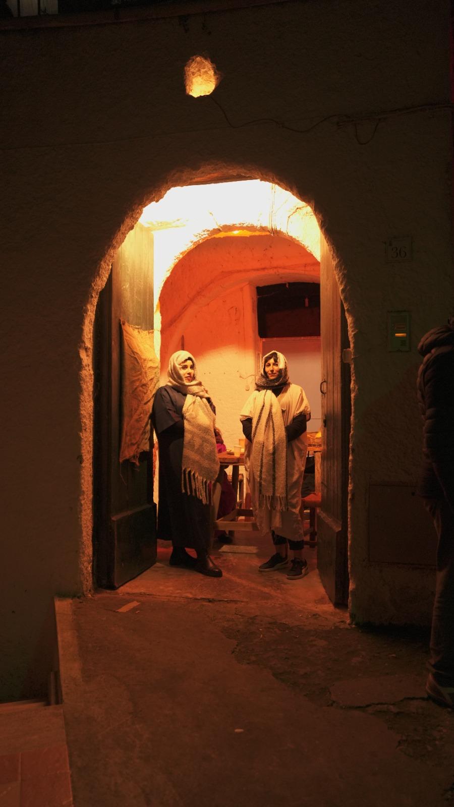 Scatto della rappresentazione del Presepe Vivente, manifestazione che celebra le tradizioni natalizie di Forio.