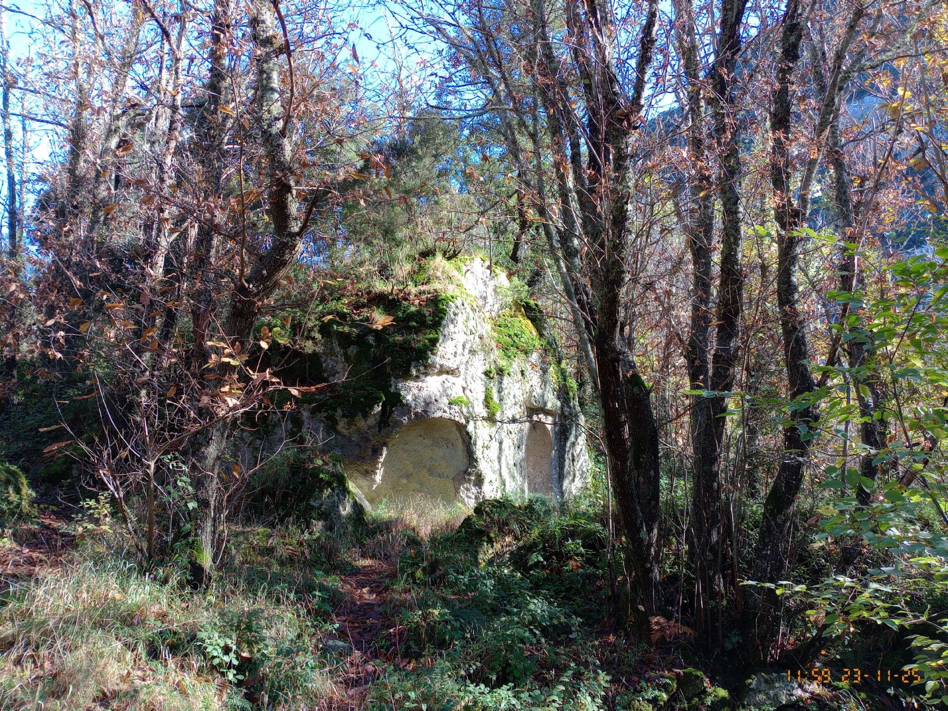 Masso tufaceo scavato dagli uomini per trasformarlo in rifugio.