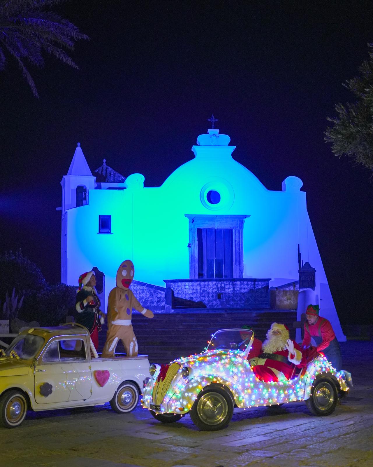 Personaggi natalizi per i bambini con la scenografica Chiesa del Soccorso sullo sfondo.